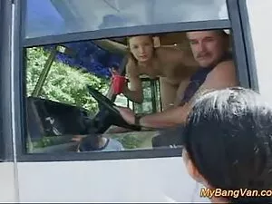 Donna russa pissing  ...